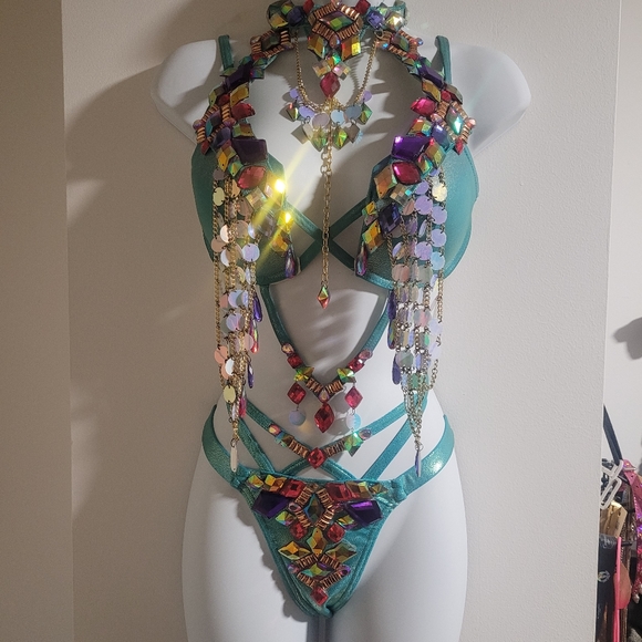 Trinidad Carnival festival set - Picture 2 of 7